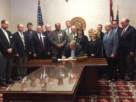 Wyoming_bill_signing_(T_Deti/WMA)_460